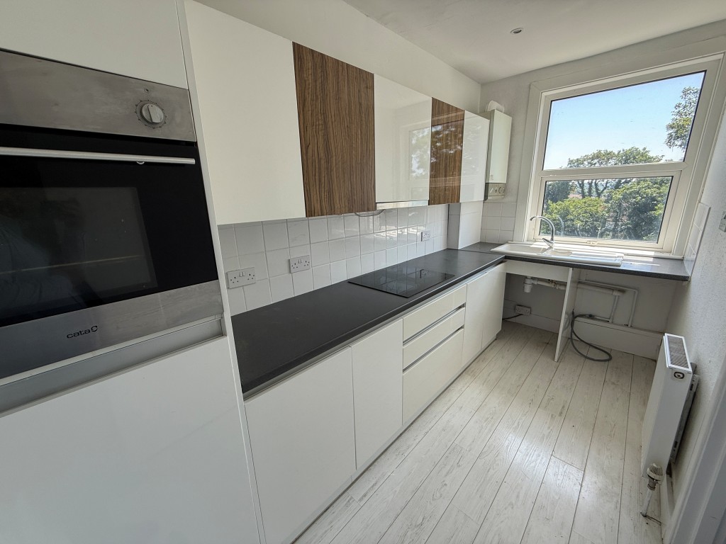 Lot: 114 - WELL-PRESENTED FLAT - Kitchen